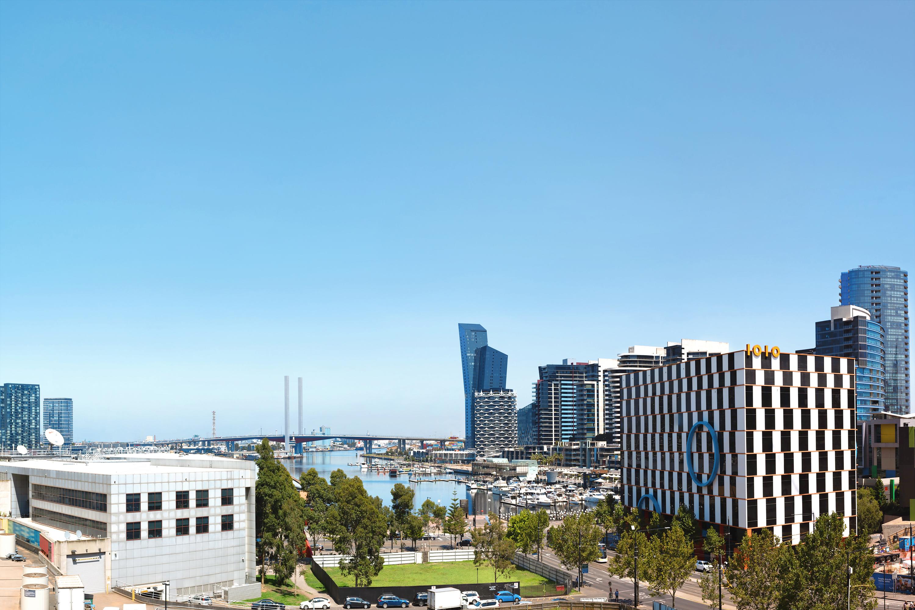 Готель Peppers Docklands Мельбурн Екстер'єр фото View of the Perth Waterfront City