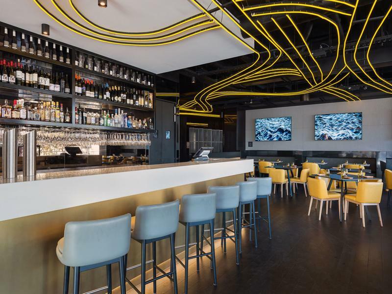 Готель Peppers Docklands Мельбурн Екстер'єр фото The bar at the restaurant